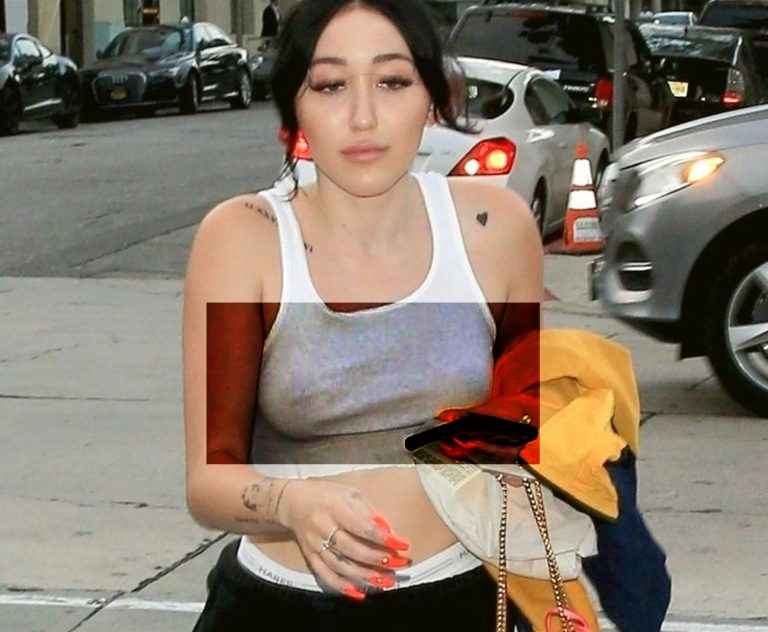 Noah Cyrus se balade sans soutien-gorge