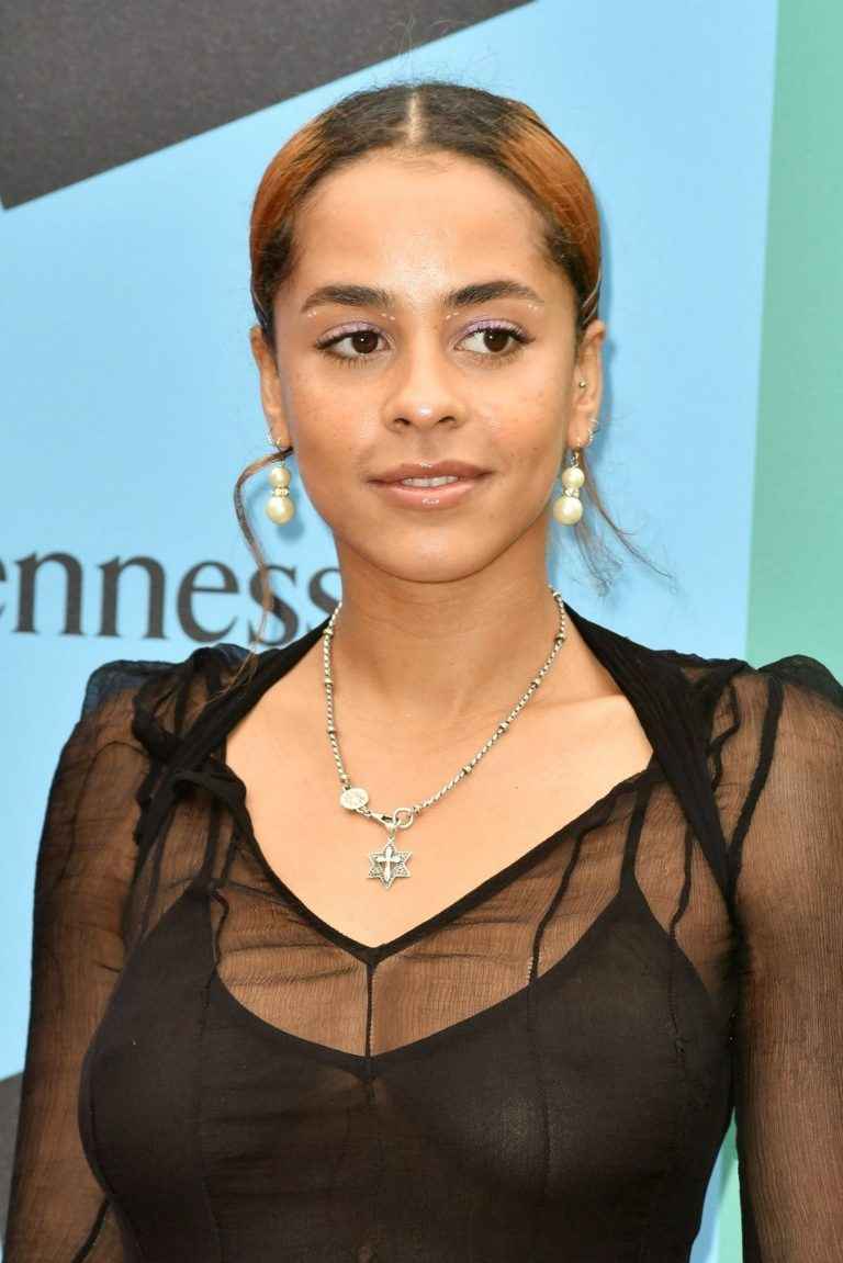 On voit les seins d’Olive Gray à Londres !