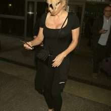Pamela Anderson sans soutien-gorge à l'aéroport de Los Angeles