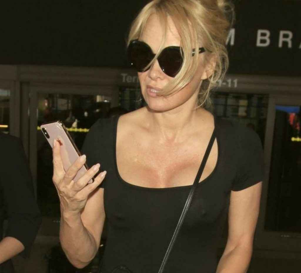 Pamela Anderson sans soutien-gorge à l'aéroport de Los Angeles