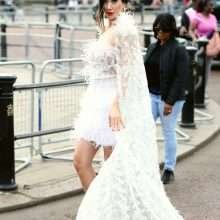 Reine Sabty dans une robe transparente à Londres