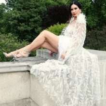 Reine Sabty dans une robe transparente à Londres