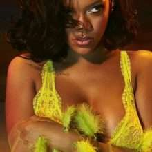 Rihanna pose en lingerie sexy