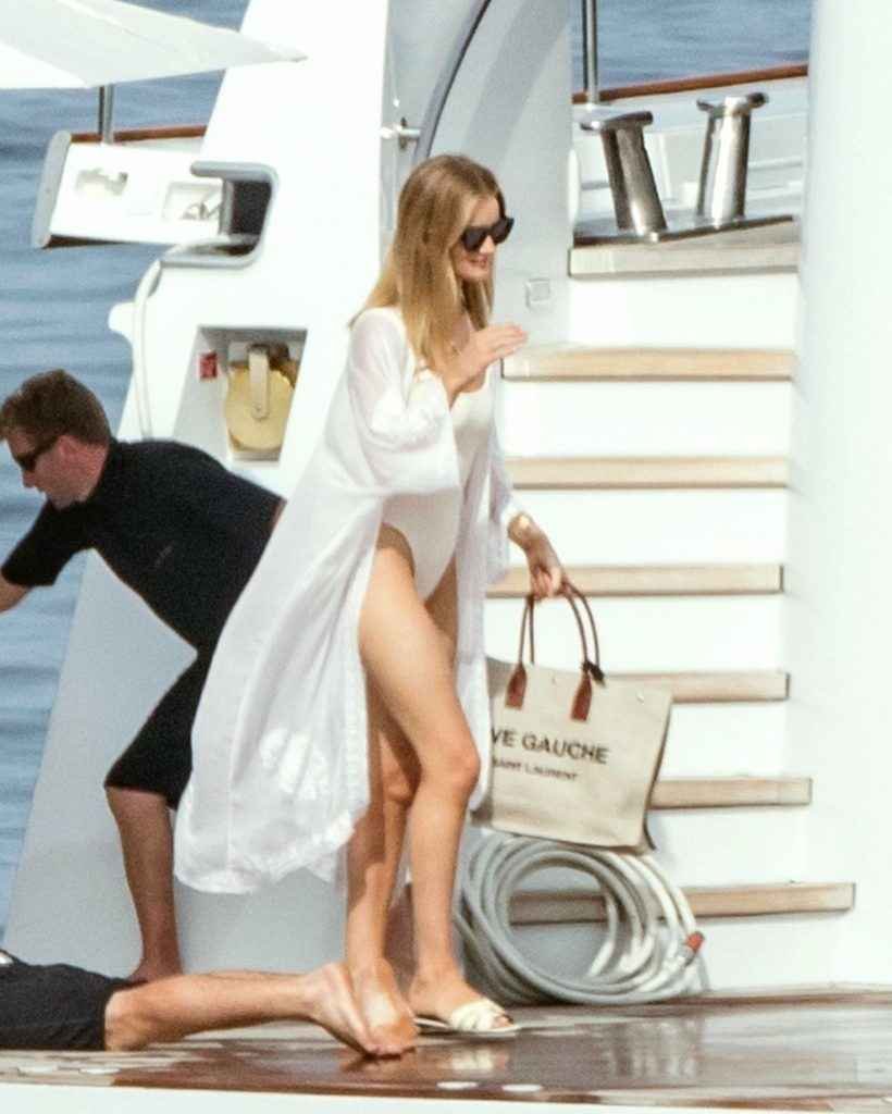 Rosie Huntington-Whiteley en bikini à Capri