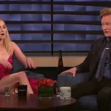Sophie Turner sans soutien-gorge au Conan Show