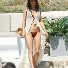 Alessandra Ambrosio dans un bikini rouge à Mykonos