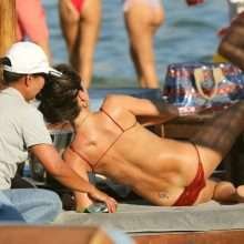 Alessandra Ambrosio dans un bikini rouge à Mykonos