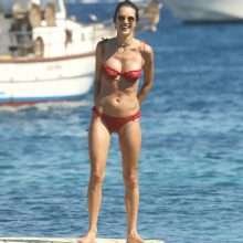 Alessandra Ambrosio dans un bikini string un peu trop serré