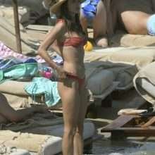Alessandra Ambrosio dans un bikini string un peu trop serré