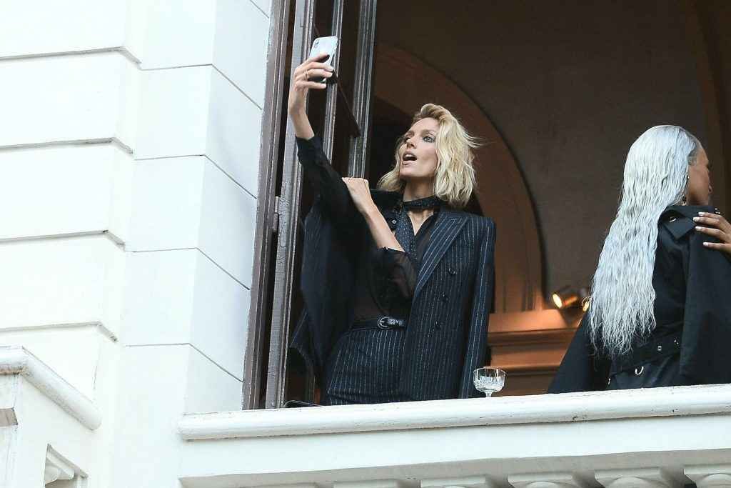 Anja Rubick exhibe ses seins à Paris