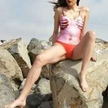 Blanca Blanco dans un maillot de bain horrible à Malibu
