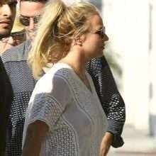 On voit les seins de Britney Spears sous son chemisier transparent