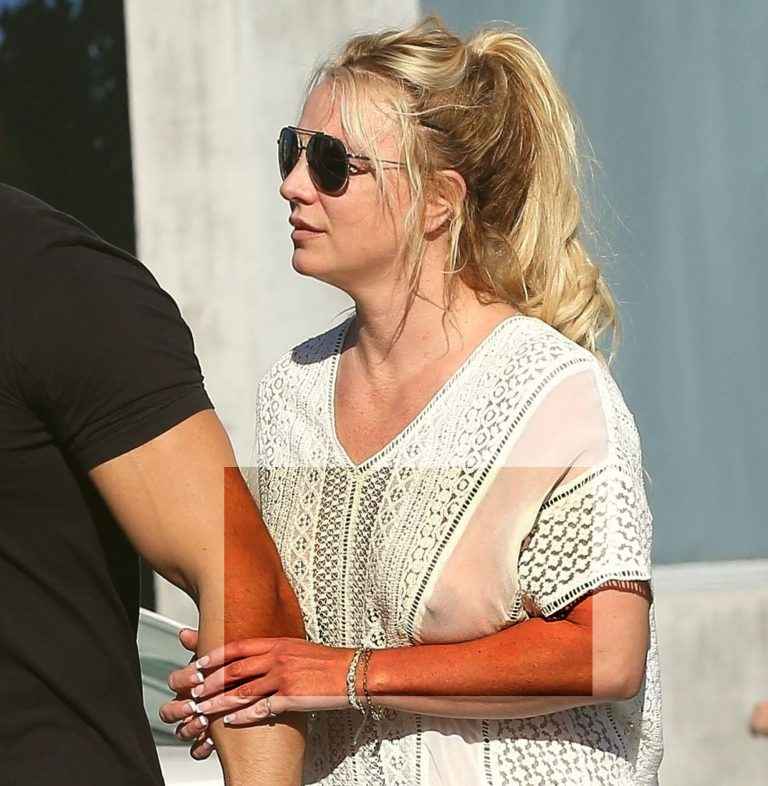 On voit les seins de Britney Spears sous son chemisier transparent