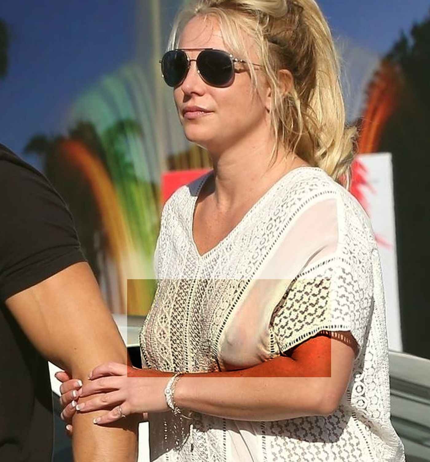Britney Spears seins nus sous son chemisier transparent, la suite