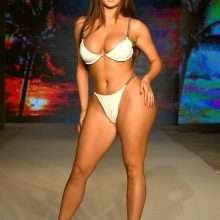 Demi Rose défile les fesses à l'air lors du Fashion Show de Miami