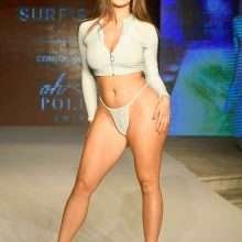 Demi Rose défile les fesses à l'air lors du Fashion Show de Miami