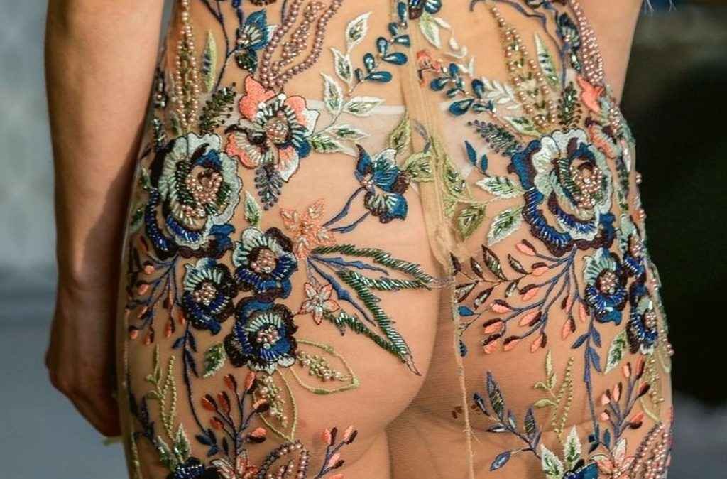 Fancy Alexandersson seins nus sous sa robe transparente