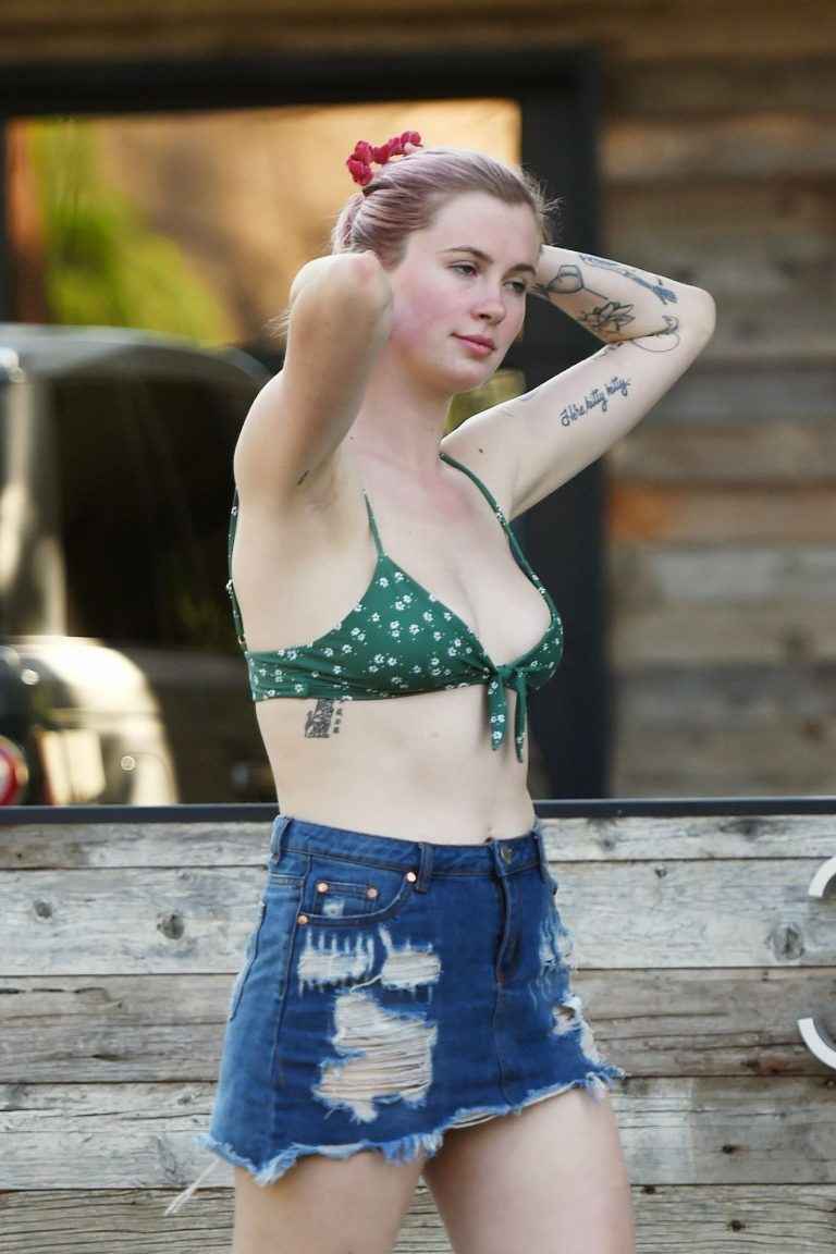ireland Baldwin se balade dans un haut de bikini à Los Angeles