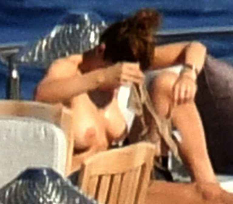 Katharine McPhee bronze seins nus sur un yacht en baie de Capri