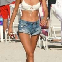 Kelsey Merritt en bikini à Miami Beach