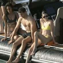 Kendall Jenner dans un bikini jaune à Mykonos
