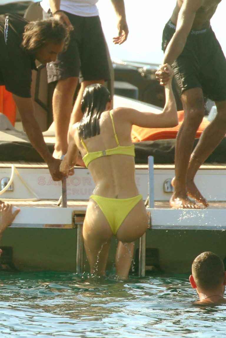 Kendall Jenner dans un bikini jaune à Mykonos