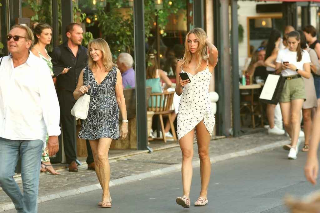 Kimberley Garner en mini-jupe à Saint-Tropez