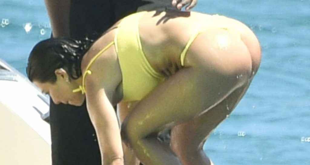 Kourtney Kardashian en bikini en Corse