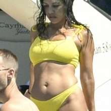 Kourtney Kardashian en bikini en Corse