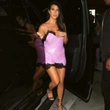 Kourtney Kardashian se balade dans une nuisettetransparente