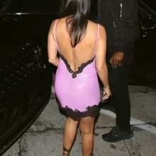 Kourtney Kardashian se balade dans une nuisettetransparente