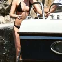 Kristen Stewart bronze seins nus en Italie