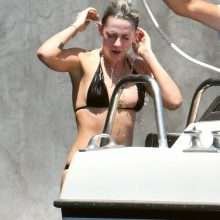 Kristen Stewart bronze seins nus en Italie