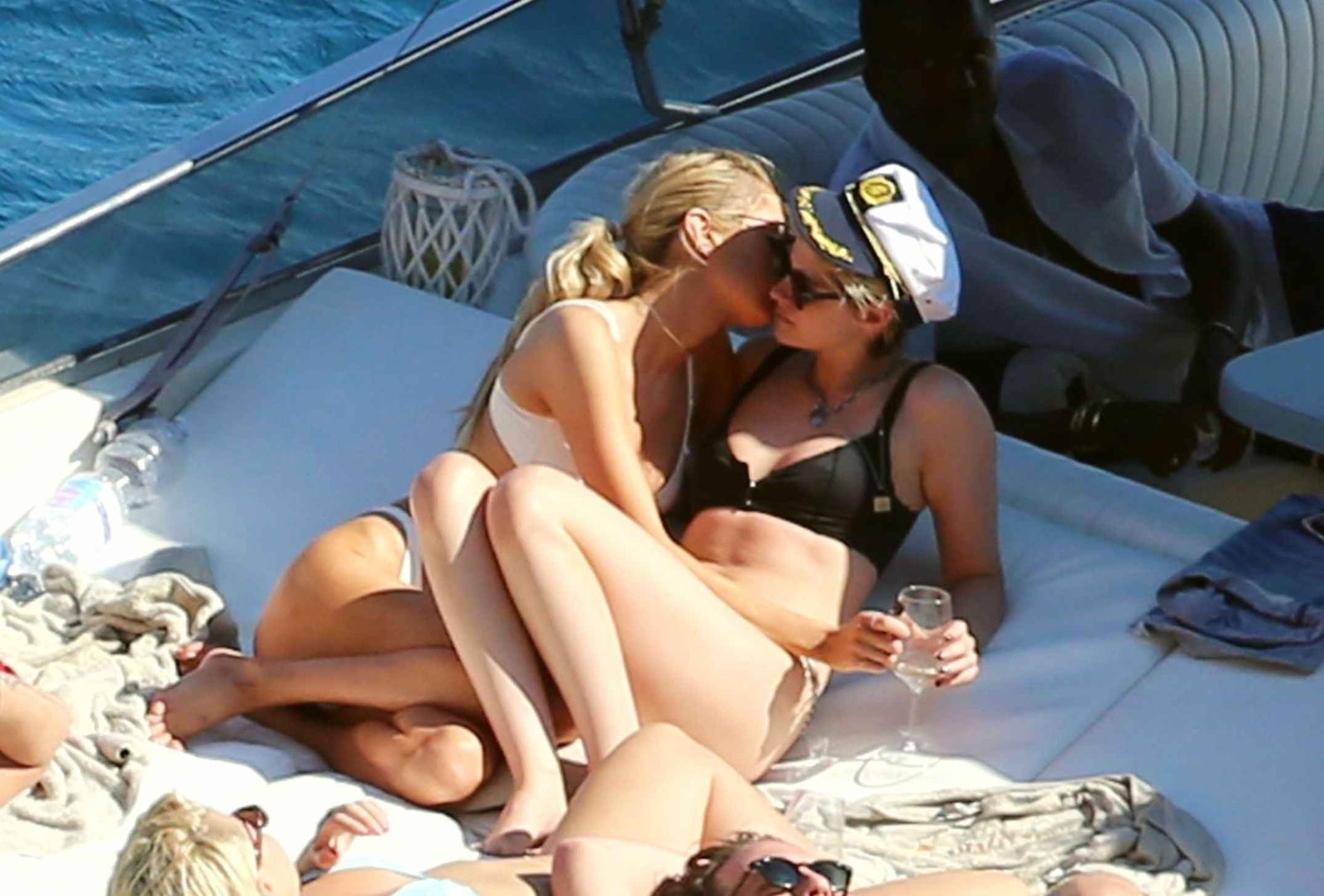 Kristen Stewart et Stella Maxwell s'embrassent sur un yacht en Italie