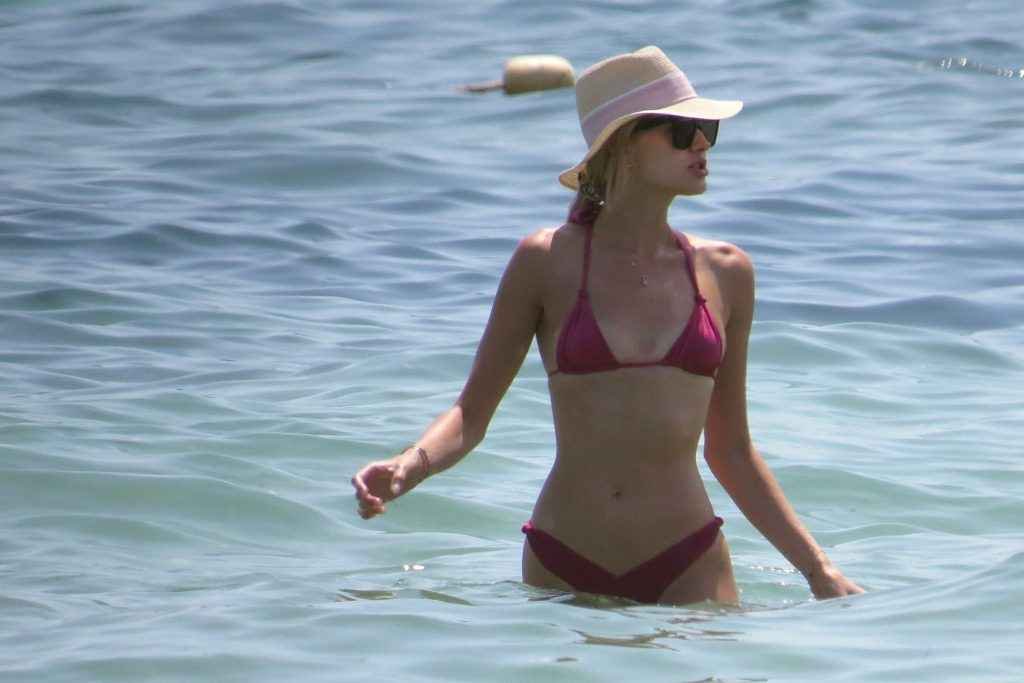 Mandy Bork en bikini à Saint-Tropez