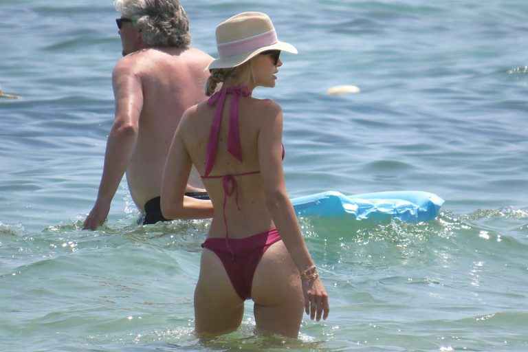 Mandy Bork en bikini à Saint-Tropez