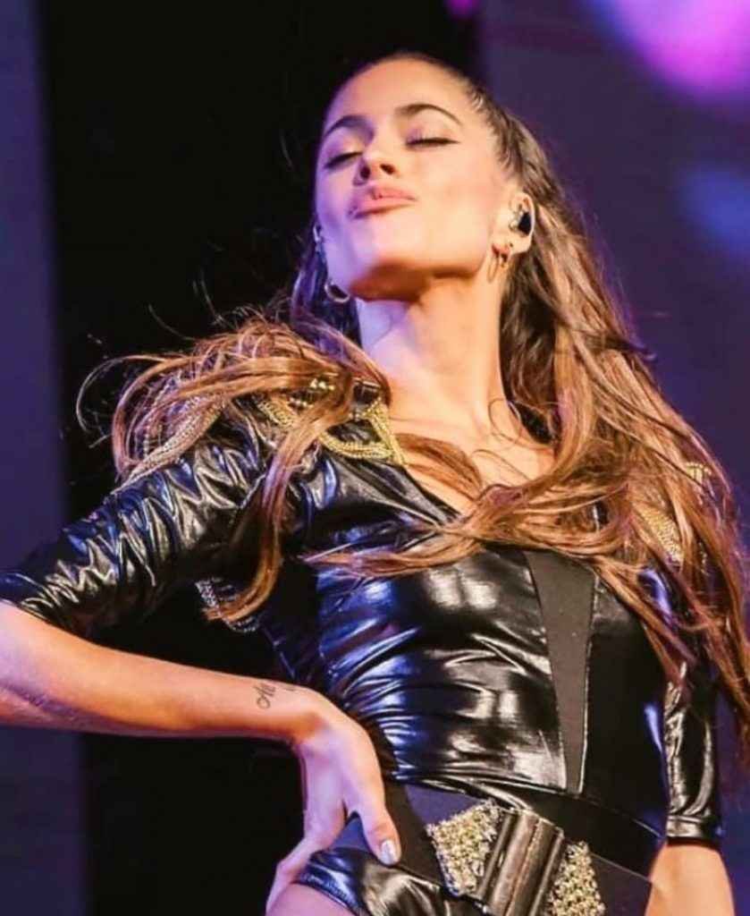 Martina Stoessel sexy en concert à Santiago