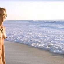 Maya Gaugler nue à la plage