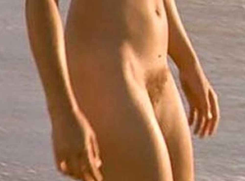 Maya Gaugler nue à la plage