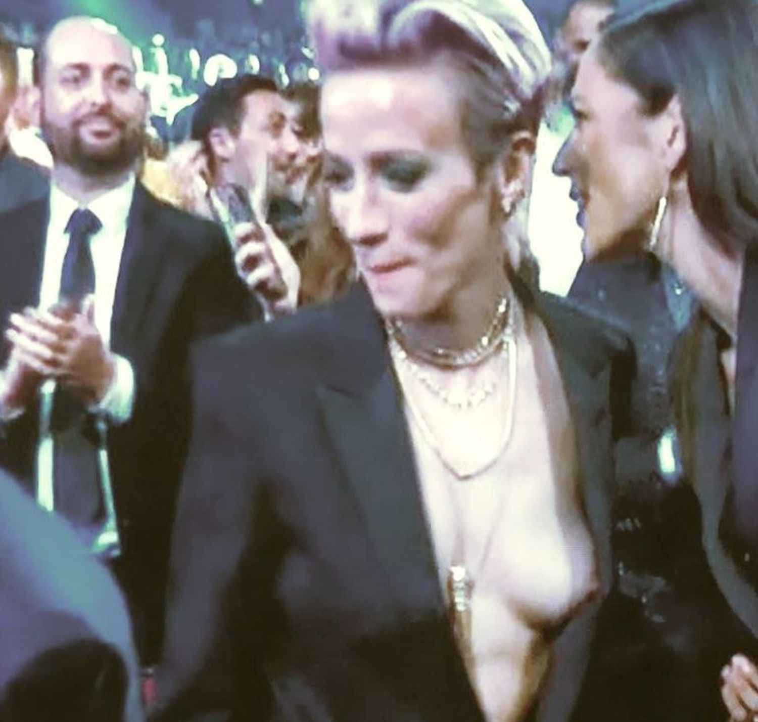 oups ! Megan Rapinoe exhibe un sein nu aux Epsy Awards