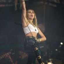 On voit les seins de Miley Cyrus au Festival de Glastonbury