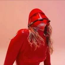 Miley Cyrus pose dans un costume en latex rouge