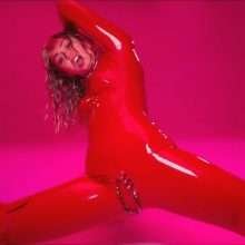 Miley Cyrus pose dans un costume en latex rouge
