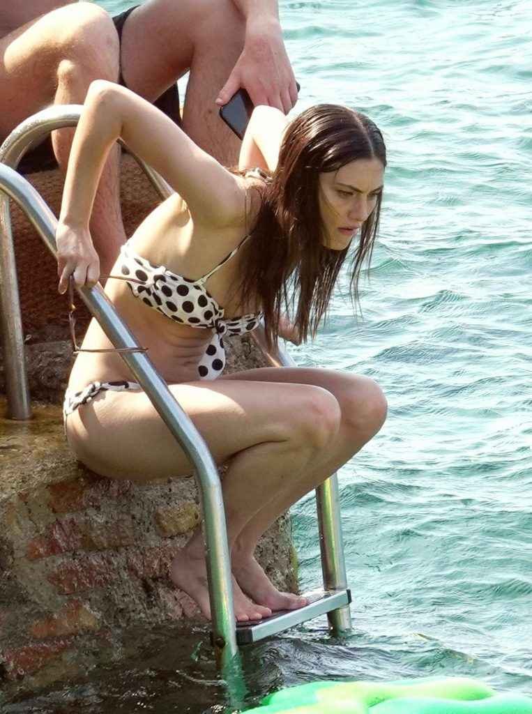 Phoebe Tonkin en bikini à Capri
