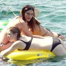 Phoebe Tonkin en bikini à Capri