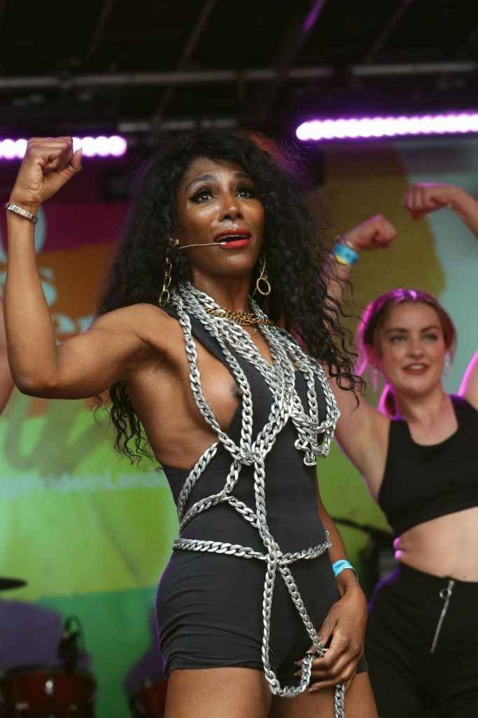 oups ! Sinitta exhibe un sein nu en concert à Londres