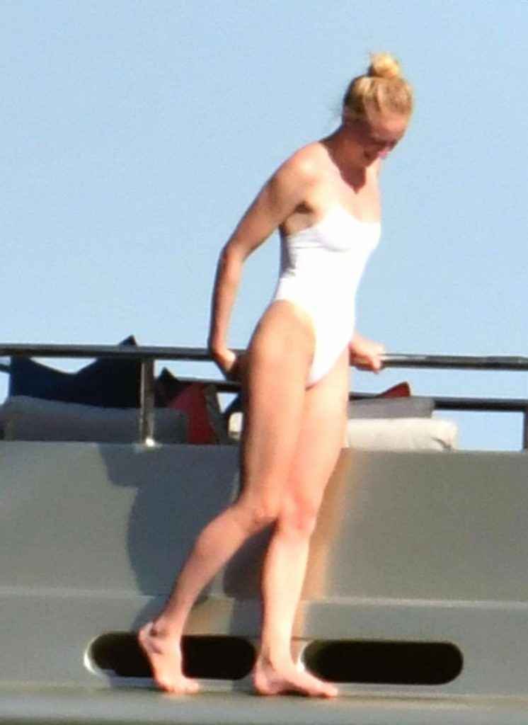 Sophie Turner en maillot de bain en Italie