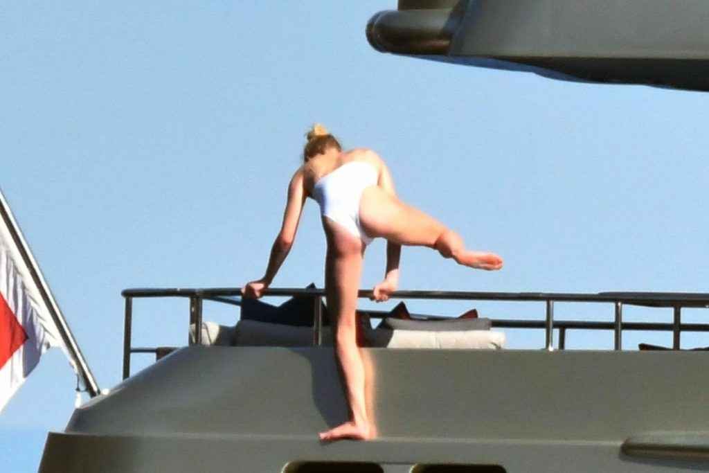 Sophie Turner en maillot de bain en Italie
