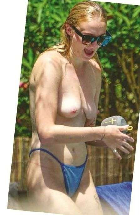 Sophie Turner seins nus à Ibiza