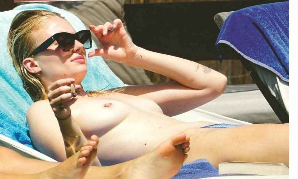 Sophie Turner seins nus à Ibiza